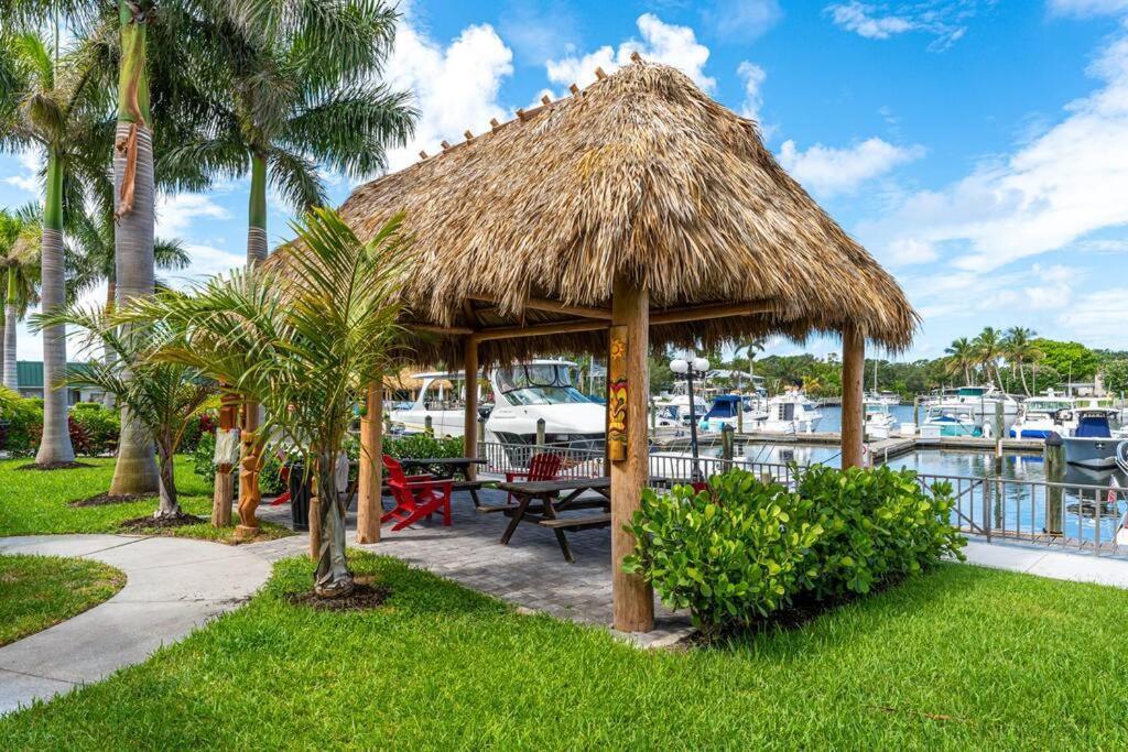 Waterfront, Pool, Tiki Bar & Grill, Gym, Location! Apartment Сарасота Екстериор снимка