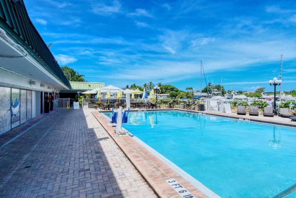 Waterfront, Pool, Tiki Bar & Grill, Gym, Location! Apartment Сарасота Екстериор снимка