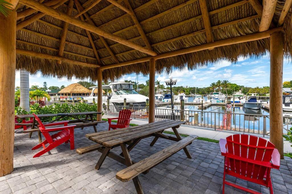 Waterfront, Pool, Tiki Bar & Grill, Gym, Location! Apartment Сарасота Екстериор снимка